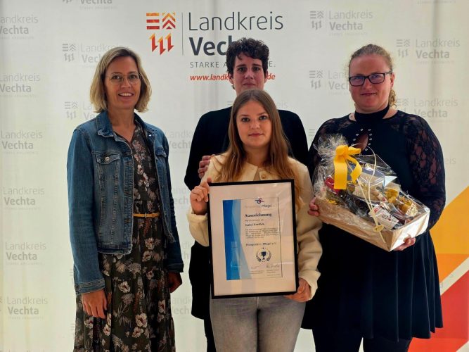 Foto (v. l. n. r.): Sandra Bischoff (Teamleitung der Berufsfachschule Pflege der Justus-von-Liebig-Schule), Sabrina Sprenger (Praxisanleiterin Reisener Pflege Haus am Mühlenbach), Janna Rensen (Pflegedienstleitung) und Isabel Hartlieb (im Vordergrund)